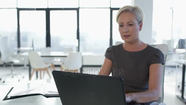 Porträt Einer Lächelnden Geschäftsfrau Die Büro Laptop Arbeitet — Stockvideo
