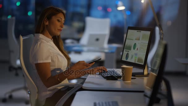 Empresária Trabalhando Até Tarde Escritório Olhando Para Smartphone Sua Mesa — Vídeo de Stock