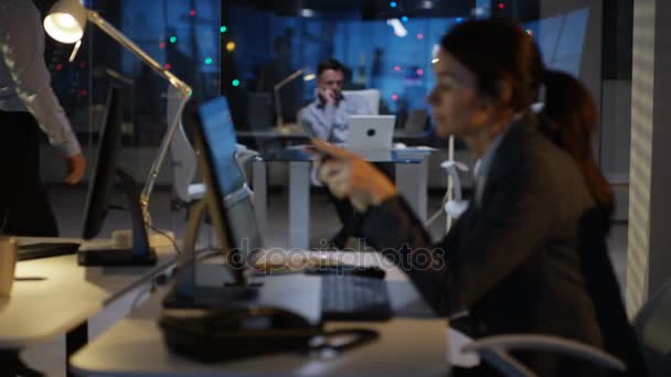 Команда Business Работает Поздно Офисе Используя Смартфоны Компьютеры — стоковое видео