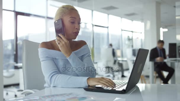 Empresária Financeira Sua Mesa Trabalhando Laptop Conversando Telefone — Vídeo de Stock