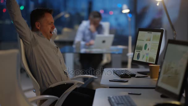 Hombre Negocios Cansado Trabajando Hasta Tarde Oficina — Vídeos de Stock