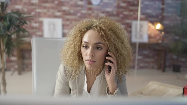 Glimlachende Zakenvrouw Haar Bureau Praten Telefoon Computer Kijken — Stockvideo