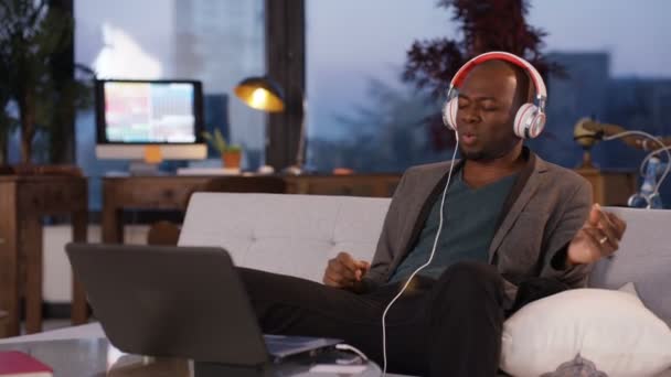 Hombre Casual Inteligente Que Relaja Casa Escuchando Música Con Auriculares — Vídeo de stock