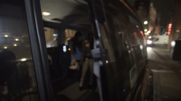 Glückliche Freundinnen Einer Nacht Aus Dem Taxi Der Stadt — Stockvideo