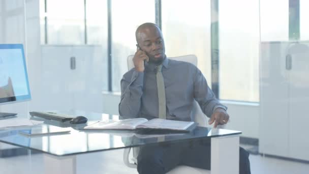 Afryki Amerykański Biznesmen Pracę Przy Biurku Rozmowy Telefon — Wideo stockowe