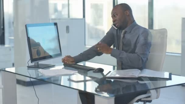 Empresário Afro Americano Trabalhando Sua Mesa Falando Por Telefone — Vídeo de Stock