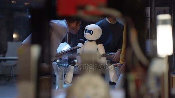Elektronik Mühendislik Ekibi Robot Yazdırılan Bileşenleri Ile Bina — Stok video