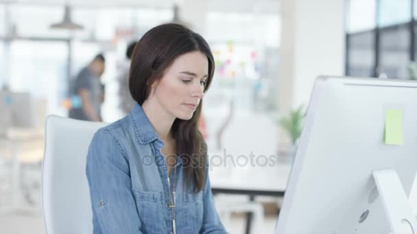 Młoda Kobieta Pracując Komputerze Biurze Creative Kolegami Rozmawiać Tle — Wideo stockowe