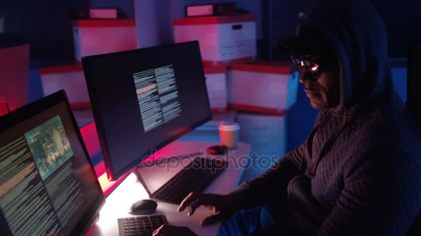 Computer Hacker Működő Ban Egy Sötét Szoba Körül Számítógép Képernyőjén — Stock videók