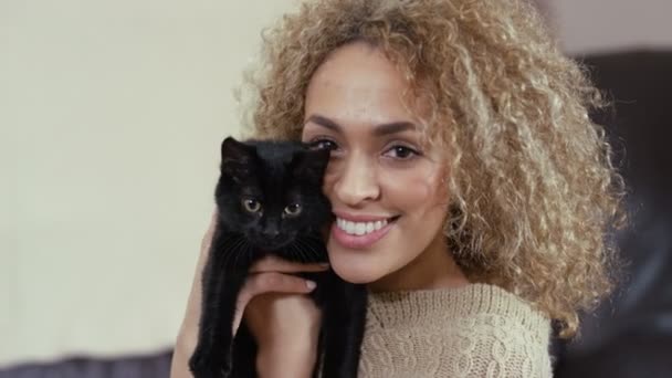 Jovem Mulher Segurando Acariciando Bonito Gatinho Preto Casa Olhando Para — Vídeo de Stock