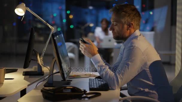 Equipo Negocios Trabajando Hasta Tarde Oficina Utilizando Teléfonos Inteligentes Computadoras — Vídeo de stock