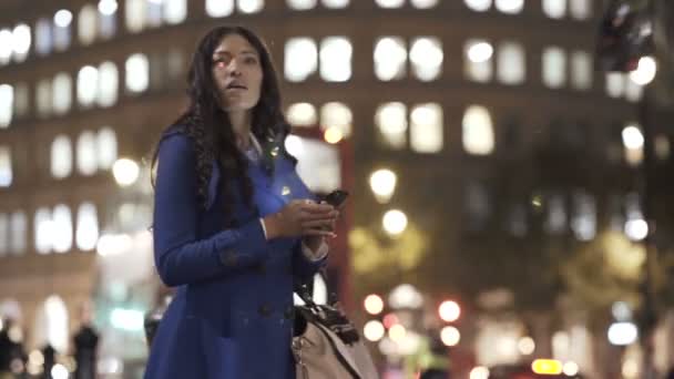 Jonge Vrouw Smartphone Kijken Proberen Een Taxi Stad Bij Nacht — Stockvideo