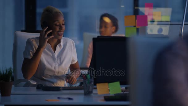 Empresaria Trabajando Hasta Tarde Oficina Mirando Ordenador Hablando Por Teléfono — Vídeos de Stock