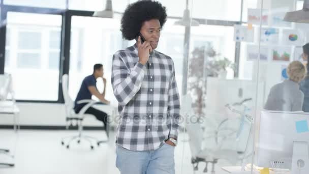 Genç Başlangıç Şirket Meslektaşları Ile Bir Toplantı Önce Telefonda Konuşurken — Stok video