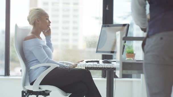 Empresária Trabalhando Sua Mesa Olhando Para Computador Falando Telefone — Vídeo de Stock