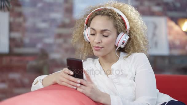 Mujer Atractiva Relajándose Casa Escuchando Música Con Auriculares Smartphone — Vídeos de Stock