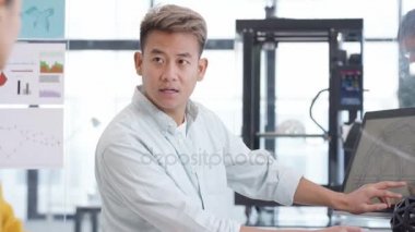 4 k yaratıcı ekibi oluşturma 3d yazdırılan nesnelerden bilgisayar yazılımı ve tartışıyor