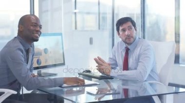 4 k kurumsal iş takım bir toplantıda, bilgisayar ekran gösteren finansal veriler