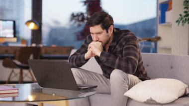 4 k heyecanlı iş adamı hangi onu mutlu etmeyi ekran bir şeyler bilgisayarda görme.