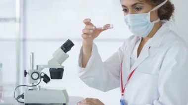 mikroskop altında örnek bakarak laboratuvarda çalışan 4 k araştırma bilim adamı.