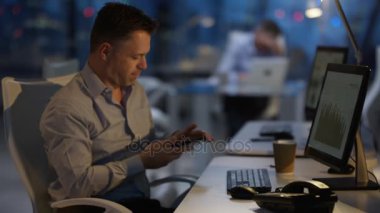 masasında Evet geç saatlere kadar ofiste, 4 k yorgun işadamı