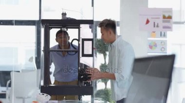 bir proje ile 3d yazdırılmış nesneler üzerinde 4 k yaratıcı tasarım ekibi
