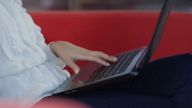 4k yakın kadının kredi kartı ile ödeme ve online alışveriş dizüstü bilgisayar ile eller yukarı