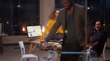 4k office geç meslektaşları ile tanışmak için gelen bisiklet ile işadamı