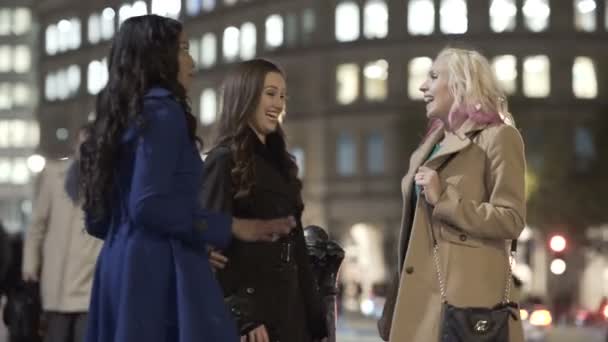 Ευτυχισμένη Θηλυκό Φίλους Που Συζητάνε Εξωτερικούς Χώρους Στην Πόλη Νύχτα — Αρχείο Βίντεο