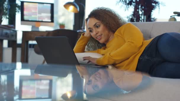 魅力的な女性のラップトップ コンピューター上のホーム作るビデオ通話でリラックス — ストック動画