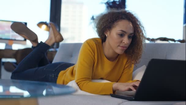 Porträt Einer Schönen Frau Die Sich Hause Entspannt Und Laptop — Stockvideo