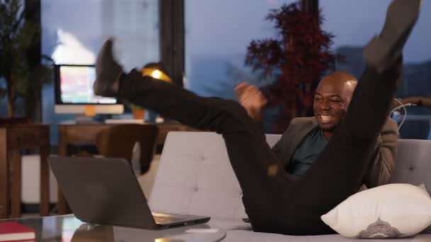 Emocionado Hombre Negocios Viendo Algo Pantalla Computadora Que Hace Feliz — Vídeos de Stock