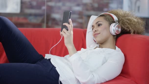 Mujer Atractiva Relajándose Casa Escuchando Música Con Auriculares Smartphone — Vídeos de Stock