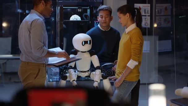 Elektronik Mühendislik Ekibi Robot Yazdırılan Bileşenleri Ile Bina — Stok video