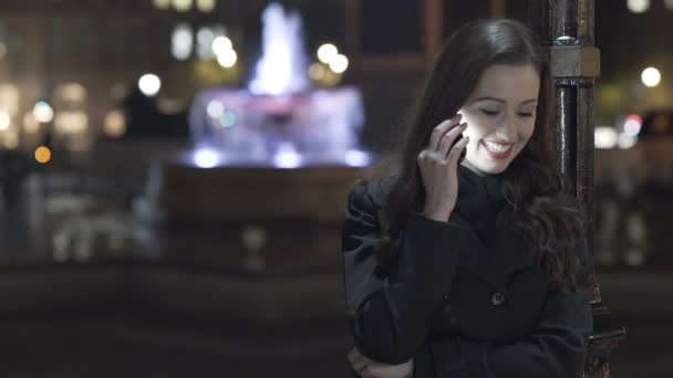 Retrato Bela Mulher Sorridente Falando Telefone Livre Cidade — Vídeo de Stock