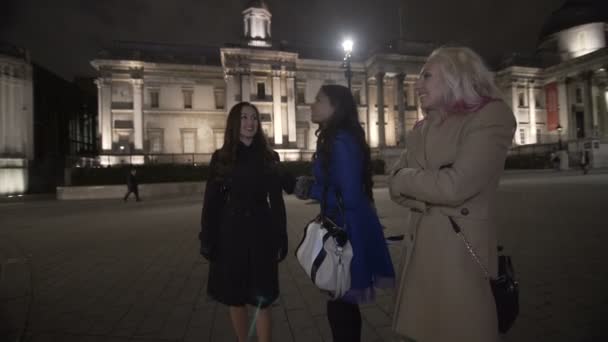 Felices Amigas Una Noche Llamando Taxi Ciudad — Vídeo de stock