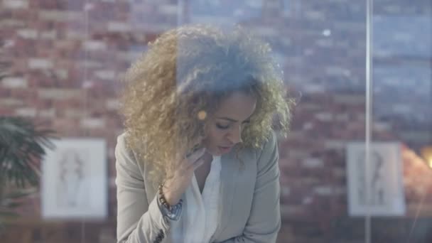 Vertrouwen Zakenvrouw Haar Bureau Bezig Met Computer Praten Telefoon — Stockvideo