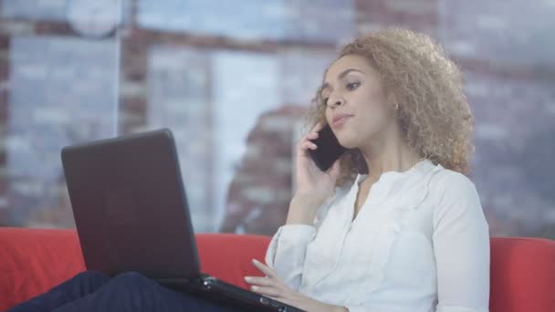 Evden Çalışma Telefonda Konuşurken Dizüstü Bilgisayarda Çalışma Kadını — Stok video