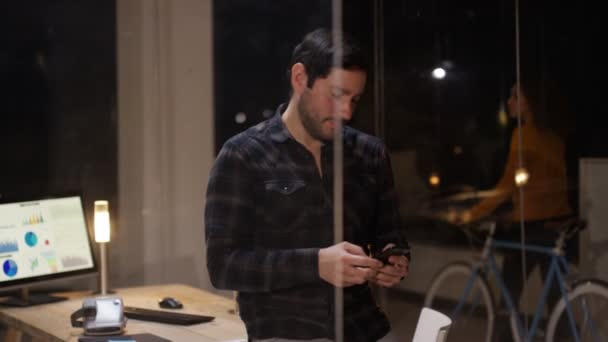 Retrato Hombre Negocios Sonriente Con Smartphone Trabajando Hasta Tarde Oficina — Vídeo de stock