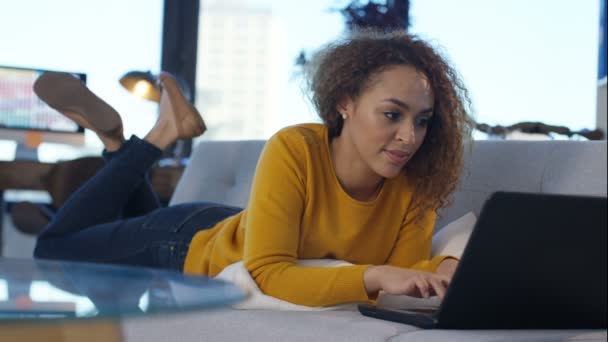 Portret Van Mooie Vrouw Ontspannen Thuis Werken Laptopcomputer — Stockvideo