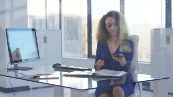 Aantrekkelijke Vertrouwen Zakenvrouw Werken Bij Haar Bureau Praten Telefoon — Stockvideo