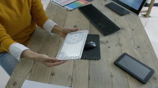 Kreativa Team Att Skapa Utskrivna Objekt Arbetar Tablet — Stockvideo