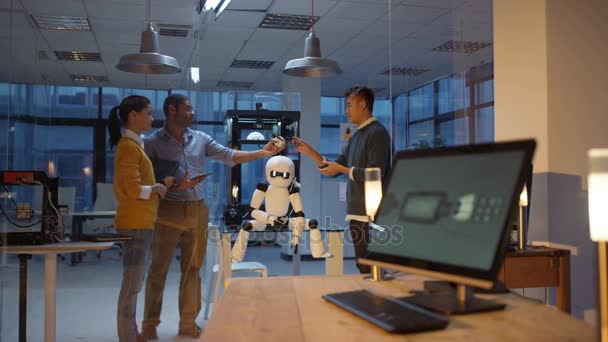 Elektronikai Mérnöki Csapat Nyomtatott Összetevők Segítségével Hozzon Létre Egy Robotot — Stock videók