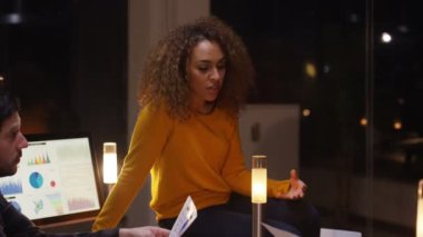 4 k iş takım geç saatlere kadar bilgisayar ekranı ve harita ve çizge gösterilen yazılar