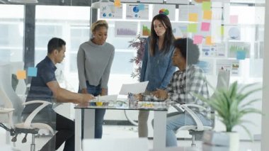 4 k genç rahat iş grubu yaratıcı ofiste bir toplantıda
