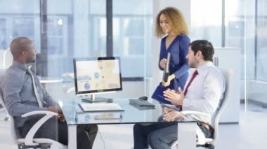 4 k kurumsal iş takım bir toplantıda, bilgisayar ekran gösteren finansal veriler