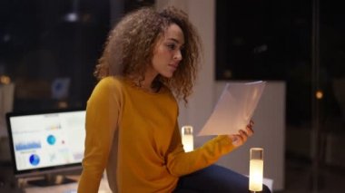 geç saatlere kadar ofiste 4 k portre ciddi rahat iş kadını