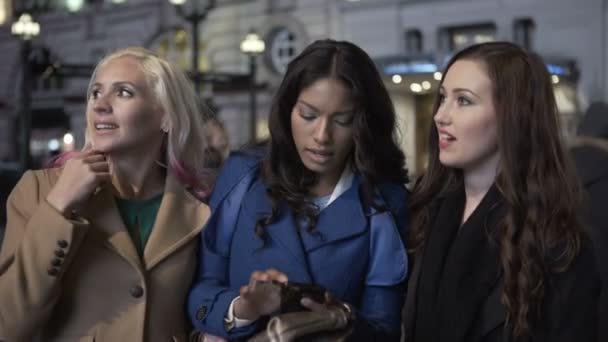Жіночі Друзі Відкритому Повітрі Місті Використовують Смартфон Навігації — стокове відео