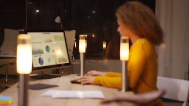 Müde Geschäftsfrau Arbeitet Spät Blick Auf Computer Mit Finanzdaten — Stockvideo