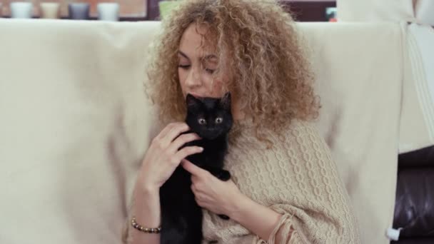 Holding Sevimli Siyah Yavru Kedi Evde Sevişme Genç Kadın — Stok video